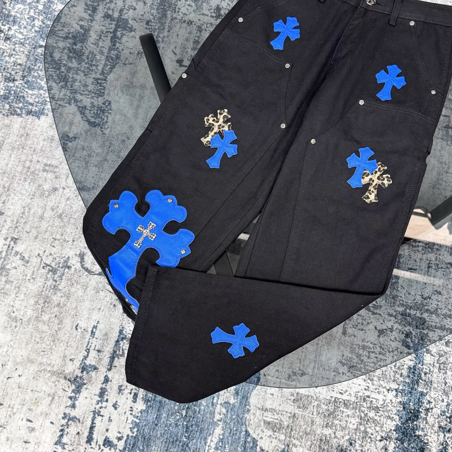 P280 𝐂𝐡𝐫𝐨𝐦𝐞 𝐇𝐞𝐚𝐫𝐭 Kroxin 25SS workwear logging Klein blue leather patchwork limited edition jeans. Kroxin’s pants are particularly outstanding in color design and stand out among similar products. It is made of beaded canvas fabric. After a complicated and delicate washing process, it feels very good when worn on the body and looks high-end and charming. The pants are three-dimensionally cut, with a crisp and stylish shape, smooth lines, and a high level of design. The hardware accessories on the pants are specially customized according to ZP standards. The beaded canvas fabric is originally thick, but after washing it becomes soft and breathable. The small leather label on the pants is specially designed, revealing unique creativity in a simple style. The production process is very exquisite, every stitching is neat and regular, and the details are handled particularly well, showing high quality. Moreover, these pants have a genderless design and can be easily worn by both boys and girls. They are perfectly in line with the current diverse and inclusive fashion trend and look good no matter how you wear them.  Size: S M L XL XXL (28.30.32.34.36) Color: Black